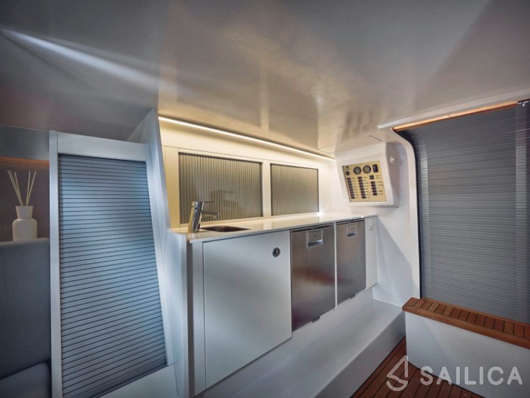 Frauscher 1017 GT - Yacht Charter Sailica