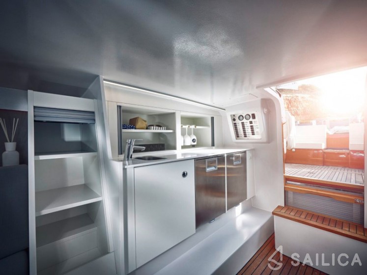 Frauscher 1017 GT - Yacht Charter Sailica