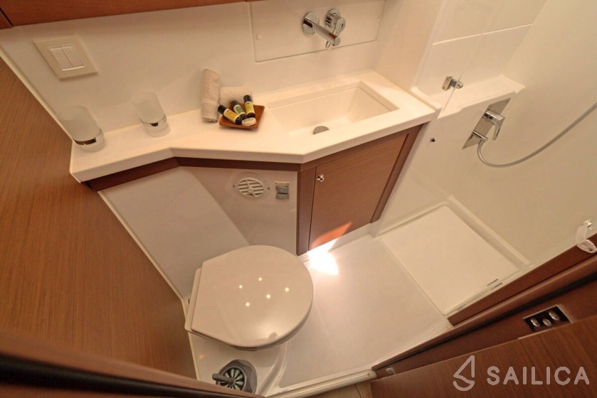 Lagoon 450  Flybridge - Yacht Charter Sailica