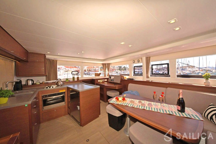 Lagoon 450  Flybridge - Yacht Charter Sailica