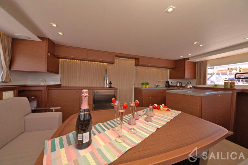 Lagoon 450  Flybridge - Yacht Charter Sailica