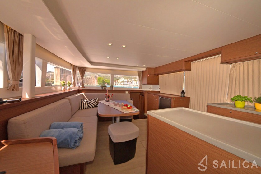 Lagoon 450  Flybridge - Yacht Charter Sailica