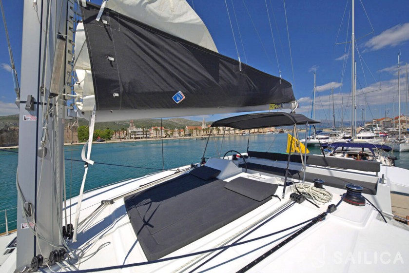 Lagoon 450  Flybridge - Yacht Charter Sailica