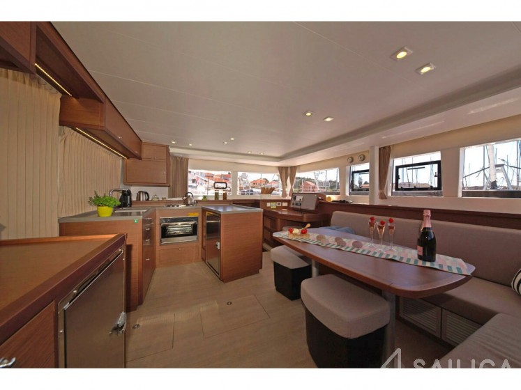 Lagoon 450  Flybridge - Yacht Charter Sailica