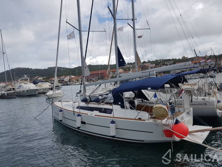 Dufour 360 GL - Yacht Charter Sailica