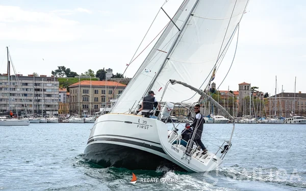 First 35 - Yacht Charter Sailica