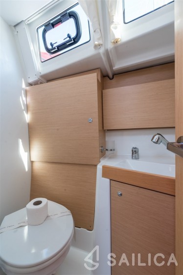 Oceanis 38 - Yacht Charter Sailica
