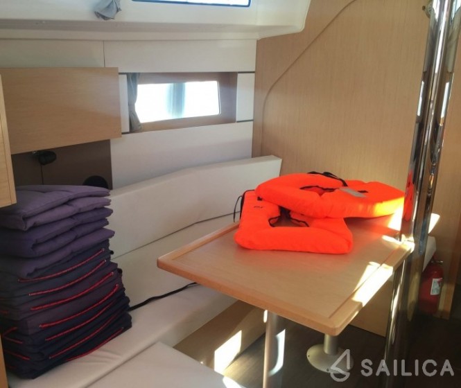 Oceanis 38 - Yacht Charter Sailica