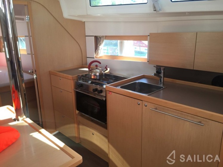 Oceanis 38 - Yacht Charter Sailica