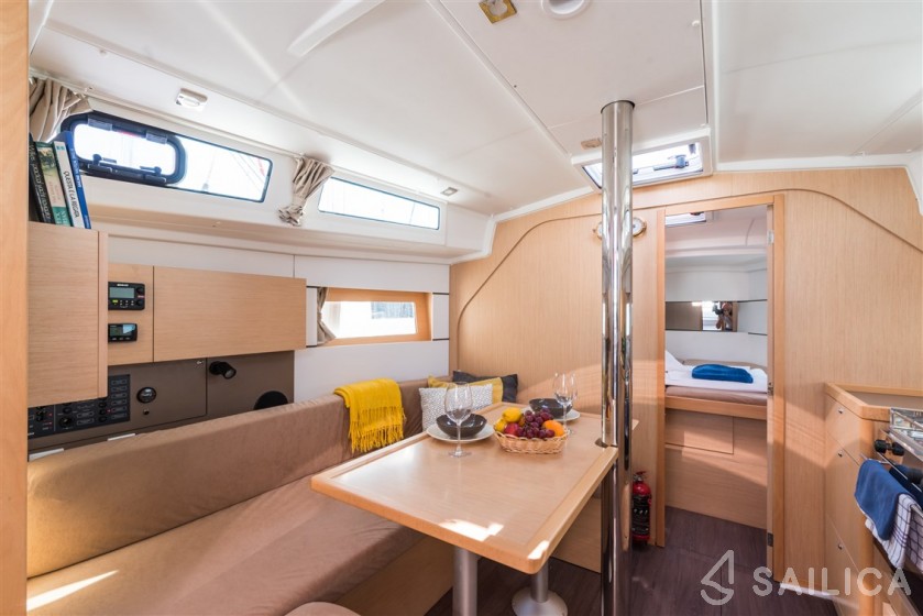 Oceanis 38 - Yacht Charter Sailica