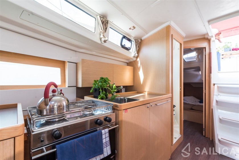 Oceanis 38 - Yacht Charter Sailica