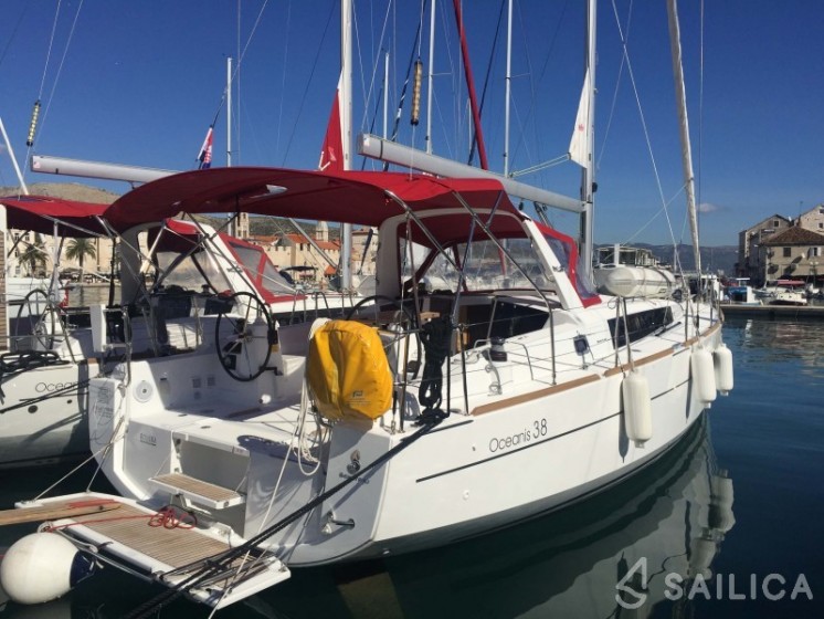 Oceanis 38 - Yacht Charter Sailica