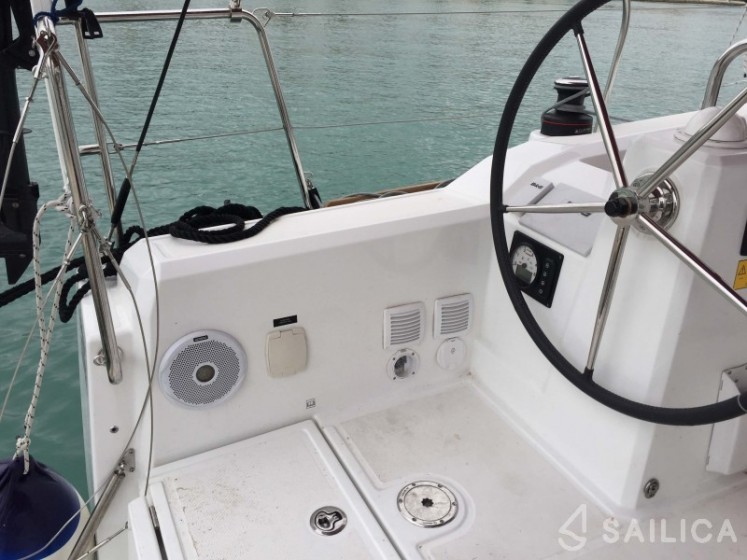 Oceanis 38 - Yacht Charter Sailica