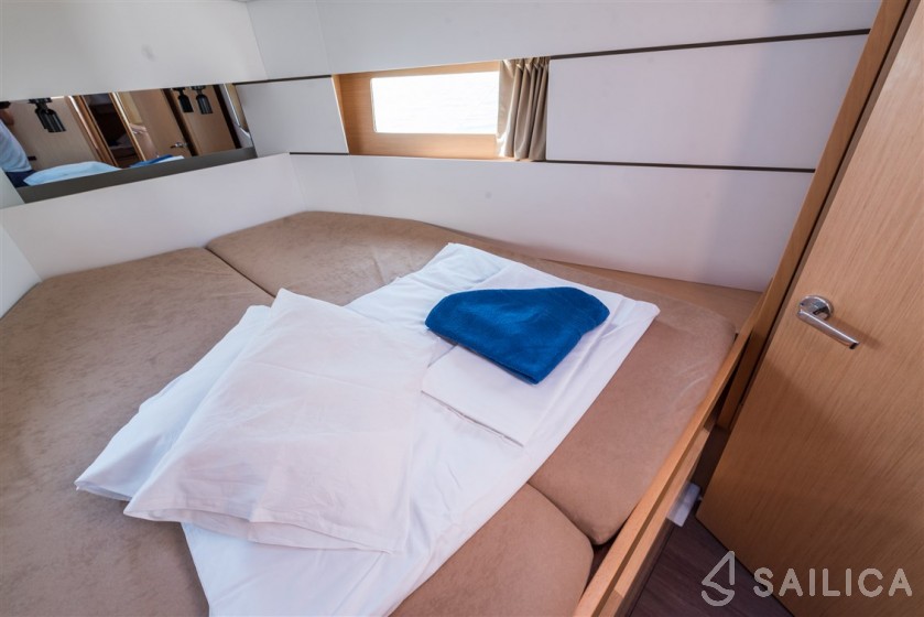 Oceanis 38 - Yacht Charter Sailica