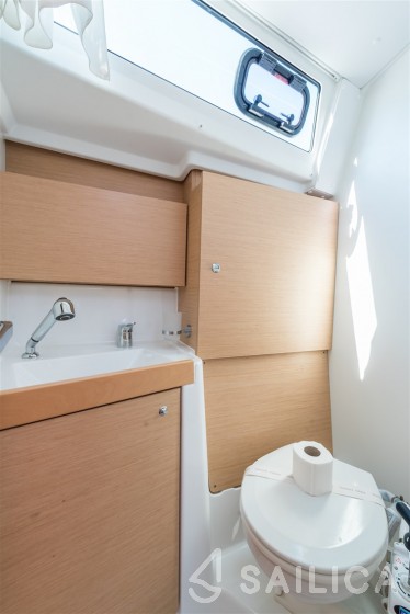Oceanis 38 - Yacht Charter Sailica