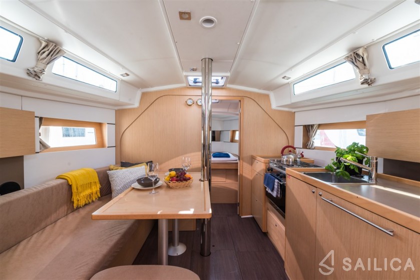 Oceanis 38 - Yacht Charter Sailica