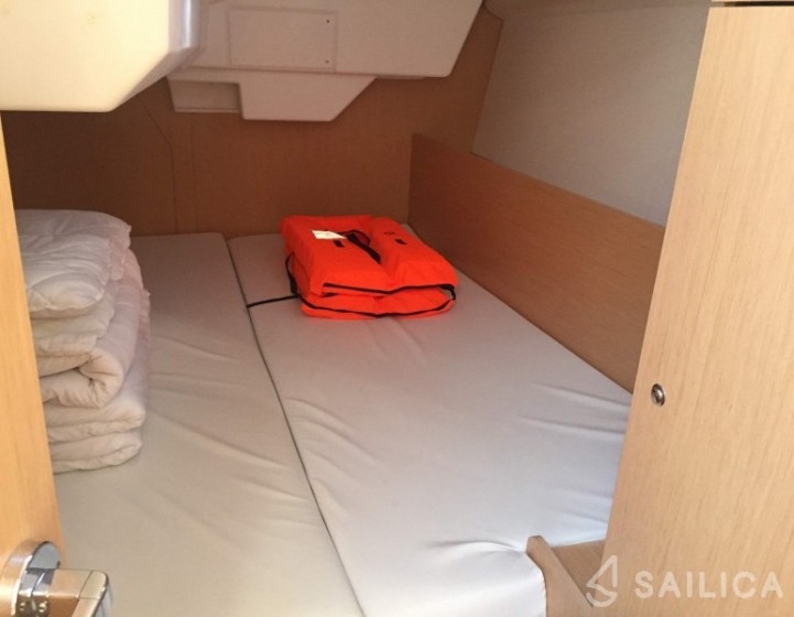 Oceanis 38 - Yacht Charter Sailica