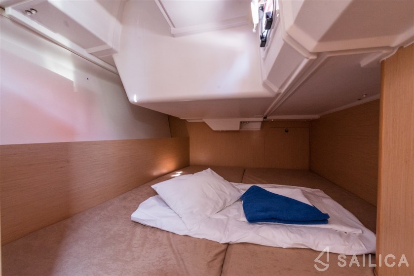 Oceanis 38 - Yacht Charter Sailica