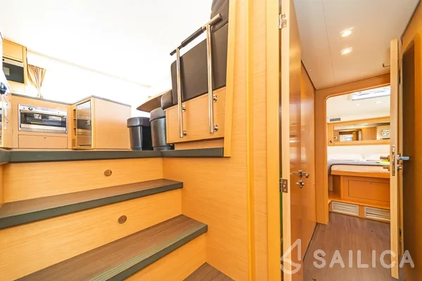 Lagoon 450  Flybridge - Yacht Charter Sailica