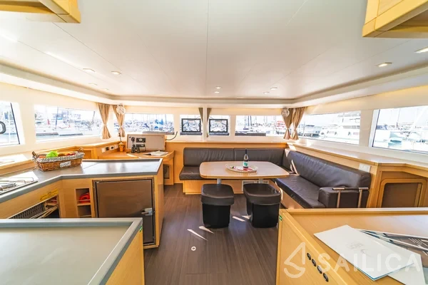 Lagoon 450  Flybridge - Yacht Charter Sailica