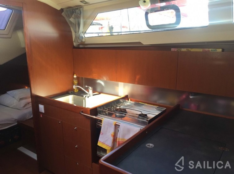 Oceanis 41.1 - Yacht Charter Sailica
