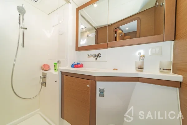 Lagoon 450  Flybridge - Yacht Charter Sailica