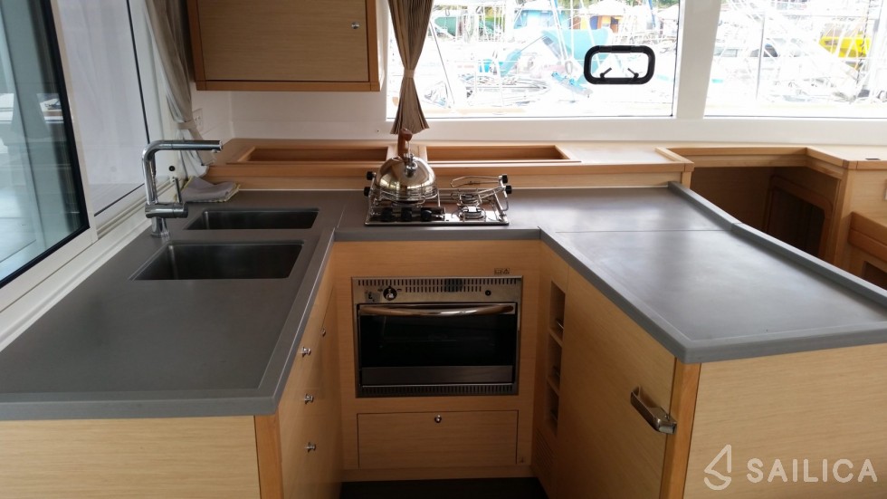 Lagoon 450 S - 4 + 2 cab. - Yacht Charter Sailica