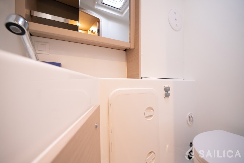 Lagoon 42 - Yacht Charter Sailica