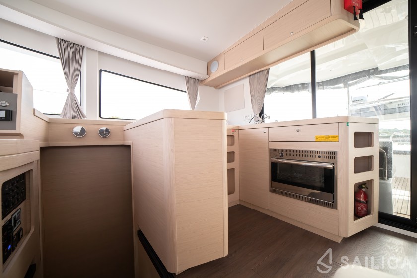 Lagoon 42 - Yacht Charter Sailica