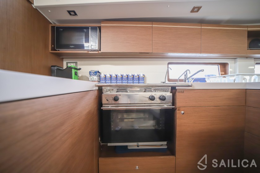 Oceanis 51.1 - Yacht Charter Sailica