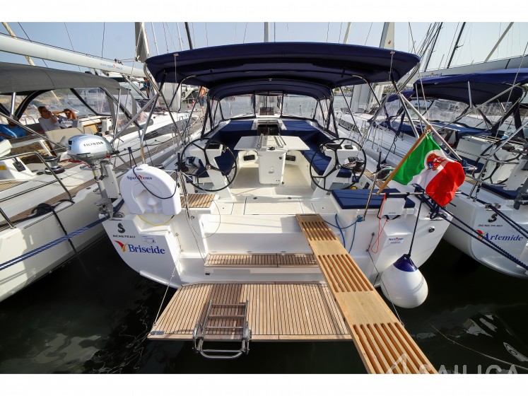 Oceanis 51.1 - Yacht Charter Sailica