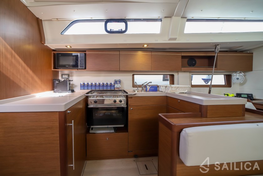Oceanis 51.1 - Yacht Charter Sailica