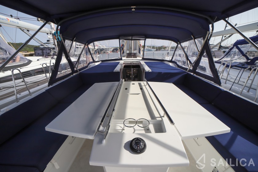 Oceanis 51.1 - Yacht Charter Sailica