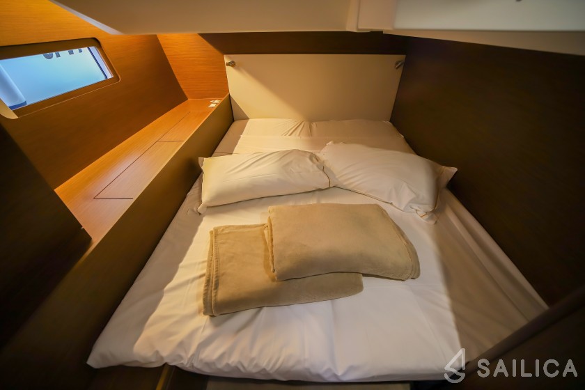 Oceanis 51.1 - Yacht Charter Sailica