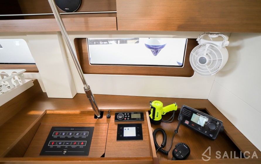 Oceanis 51.1 - Yacht Charter Sailica