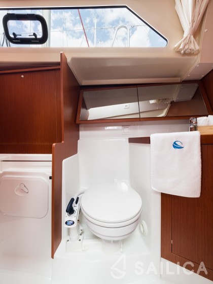 Oceanis 41.1 - Yacht Charter Sailica