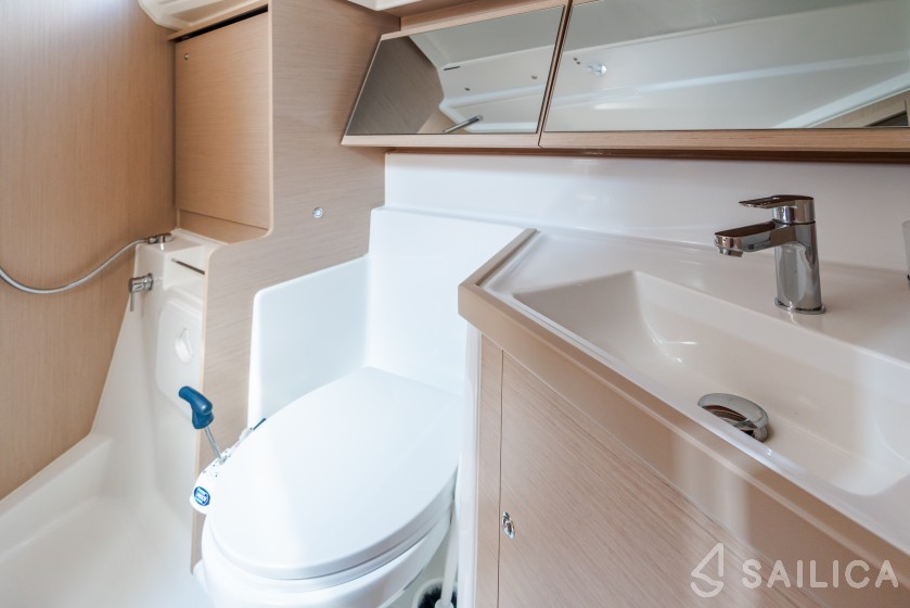 Oceanis 40.1 - Yacht Charter Sailica