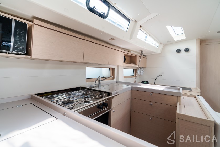 Oceanis 51.1 - Yacht Charter Sailica