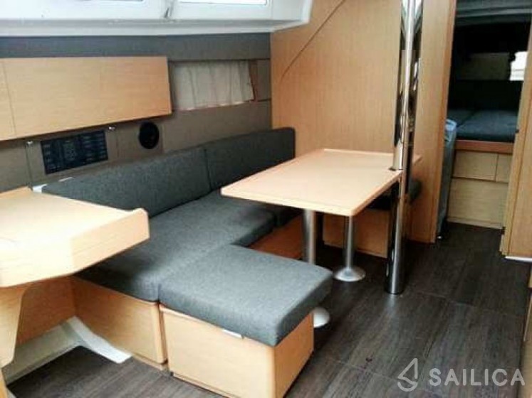 Oceanis 38 - Yacht Charter Sailica