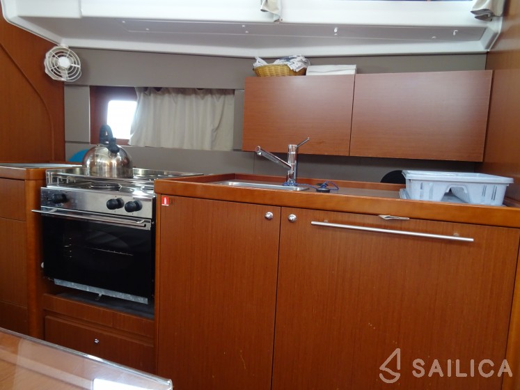 Oceanis 38 - Yacht Charter Sailica
