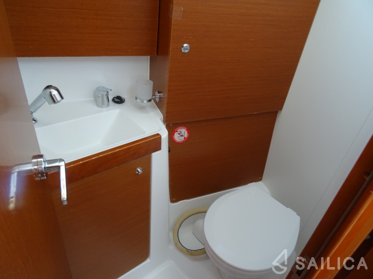 Oceanis 38 - Yacht Charter Sailica