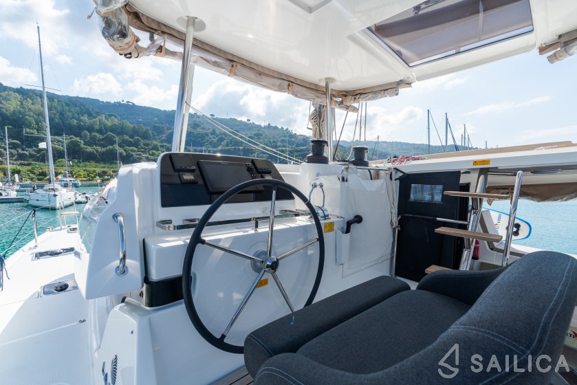 Lagoon 42 - Yacht Charter Sailica