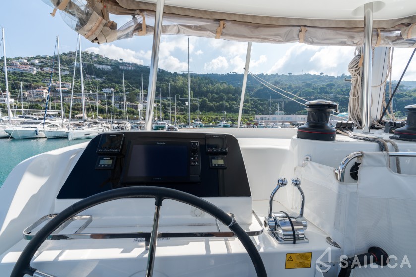 Lagoon 42 - Yacht Charter Sailica