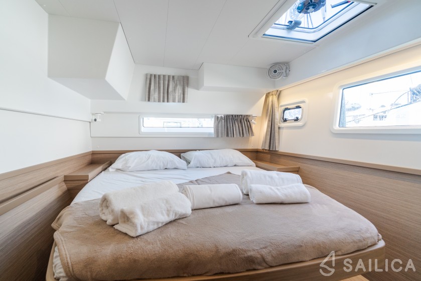 Lagoon 42 - Yacht Charter Sailica