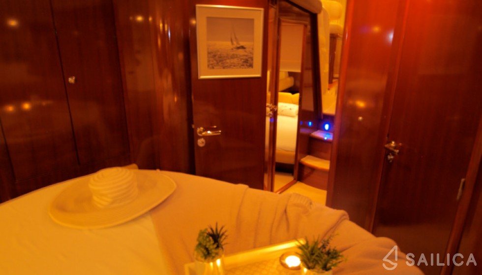 Prestige 46 Fly - Yacht Charter Sailica