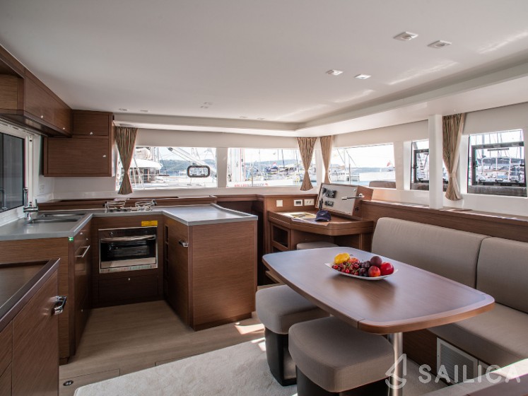 Lagoon 450 S - 4 + 2 cab. - Yacht Charter Sailica