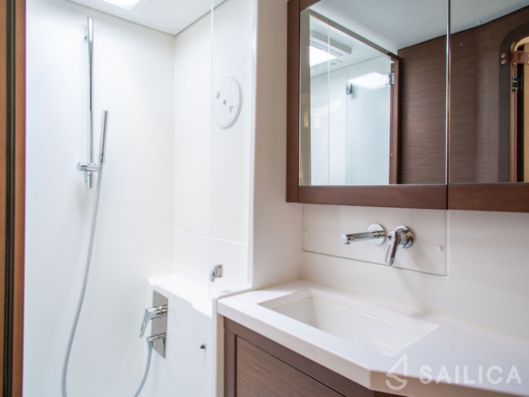 Lagoon 450 S - 4 + 2 cab. - Yacht Charter Sailica
