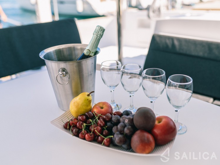 Lagoon 450 S - 4 + 2 cab. - Yacht Charter Sailica