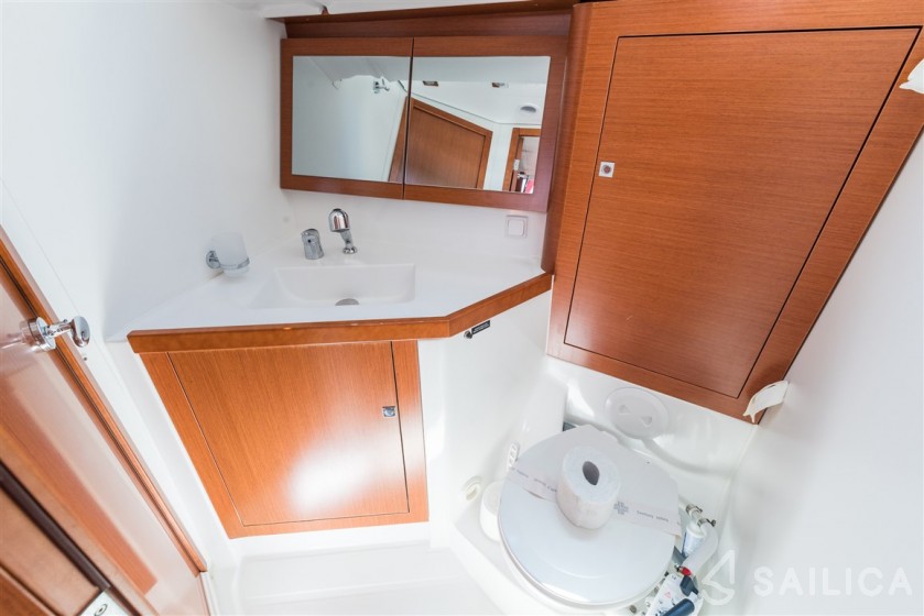 Oceanis 45 - Yacht Charter Sailica