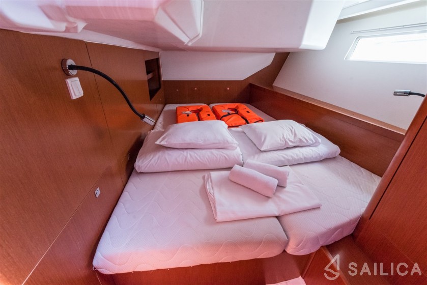 Oceanis 45 - Yacht Charter Sailica